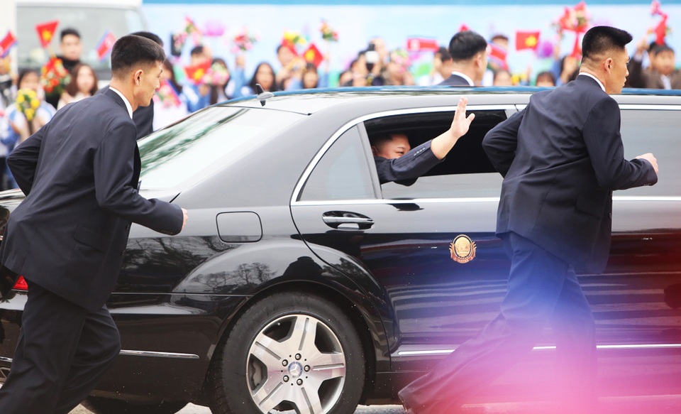 Dàn vệ sĩ chạy bộ bảo vệ ông Kim Jong-un tại Việt Nam - 15 Dàn vệ sĩ chạy bộ bảo vệ ông Kim Jong-un tại Việt Nam - 15