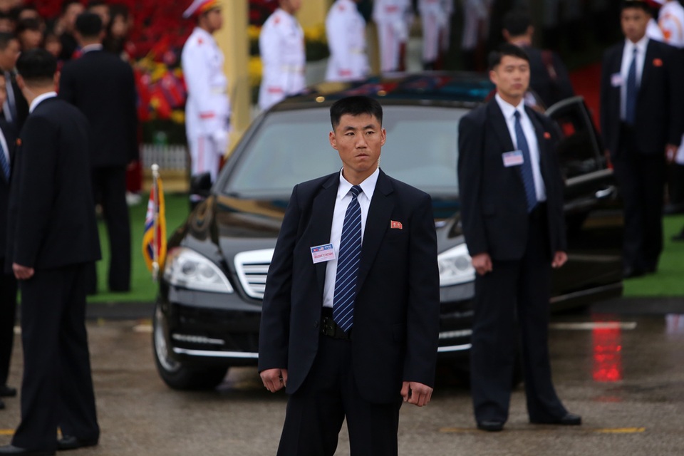 Dàn vệ sĩ chạy bộ bảo vệ ông Kim Jong-un tại Việt Nam - 8 Dàn vệ sĩ chạy bộ bảo vệ ông Kim Jong-un tại Việt Nam - 8