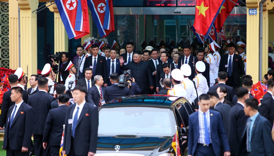 Dàn vệ sĩ chạy bộ bảo vệ ông Kim Jong-un tại Việt Nam - 9 Dàn vệ sĩ chạy bộ bảo vệ ông Kim Jong-un tại Việt Nam - 9