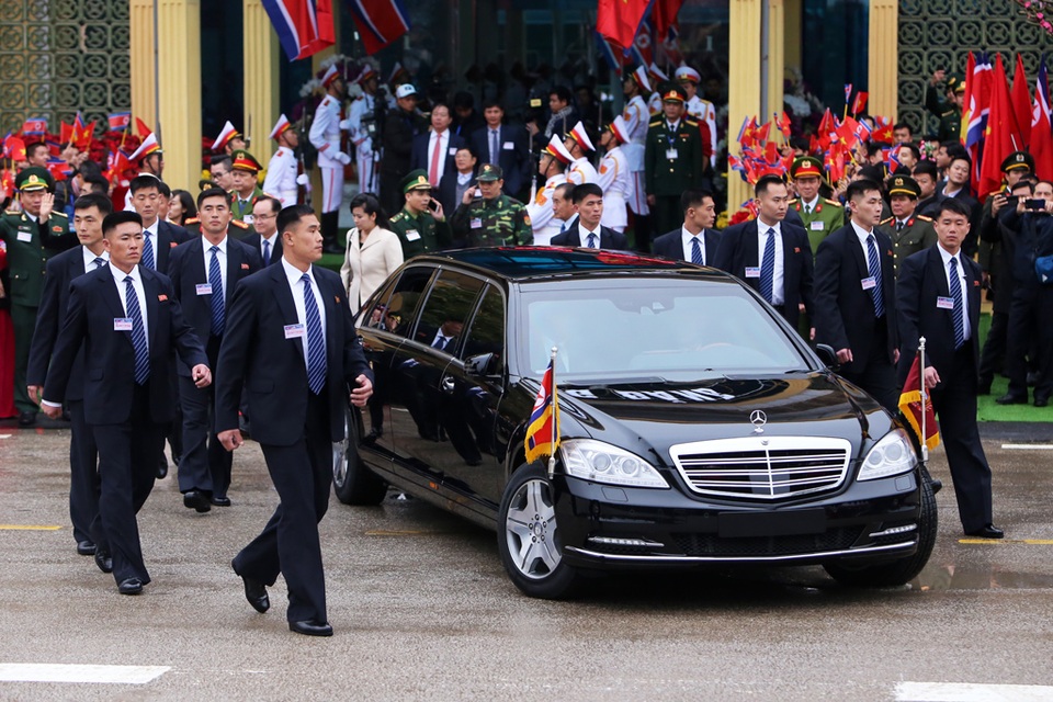 Dàn vệ sĩ chạy bộ bảo vệ ông Kim Jong-un tại Việt Nam - 4 Dàn vệ sĩ chạy bộ bảo vệ ông Kim Jong-un tại Việt Nam - 4