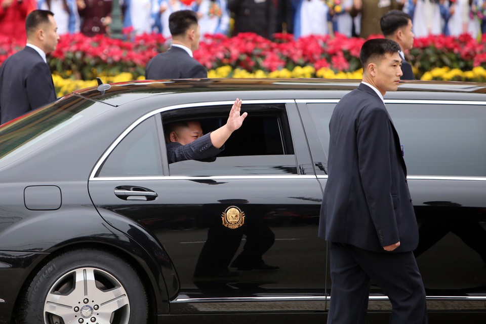 Dàn vệ sĩ chạy bộ bảo vệ ông Kim Jong-un tại Việt Nam - 5 Dàn vệ sĩ chạy bộ bảo vệ ông Kim Jong-un tại Việt Nam - 5