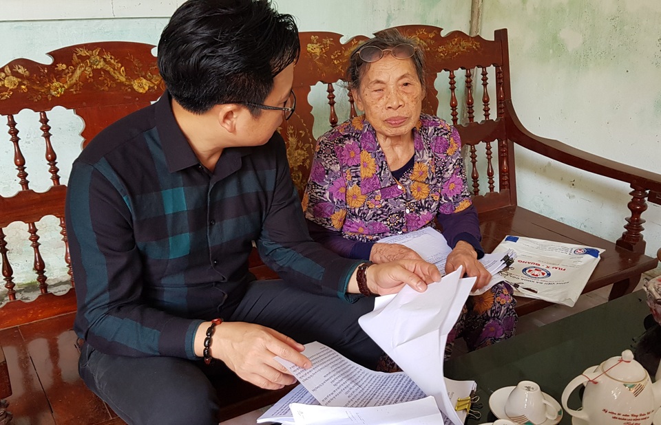 Cụ bà 80 tuổi còng lưng đi đòi công lý suốt 18 năm tại Nghệ An! - 7 Cụ bà 80 tuổi còng lưng đi đòi công lý suốt 18 năm tại Nghệ An! - 7