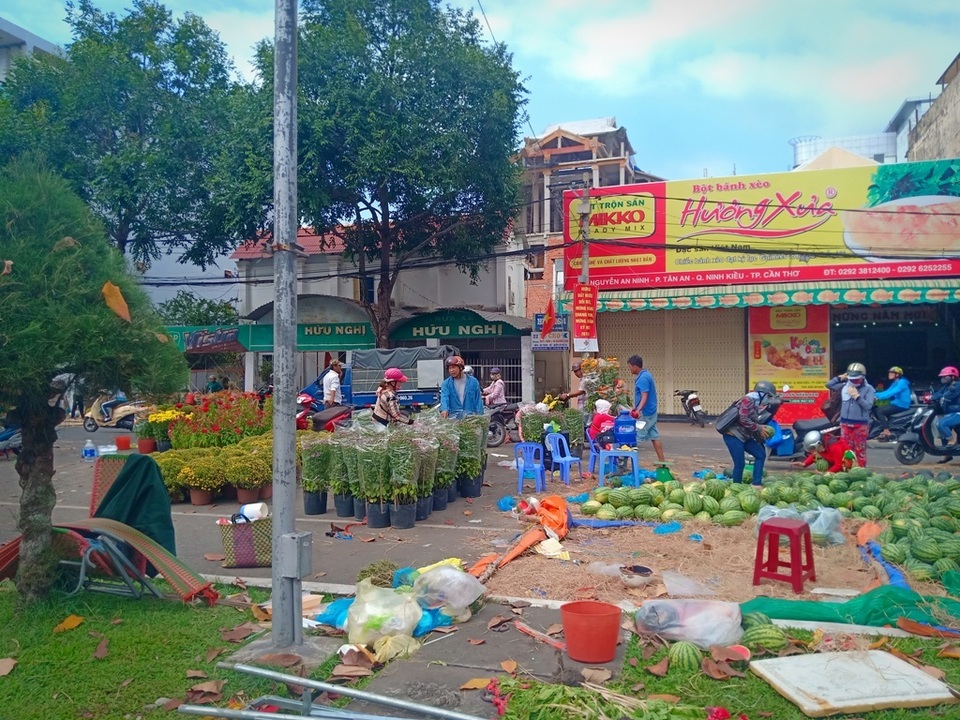 Chợ hoa Tết, vì sao không để tồn tại theo cơ chế cung - cầu? - 3