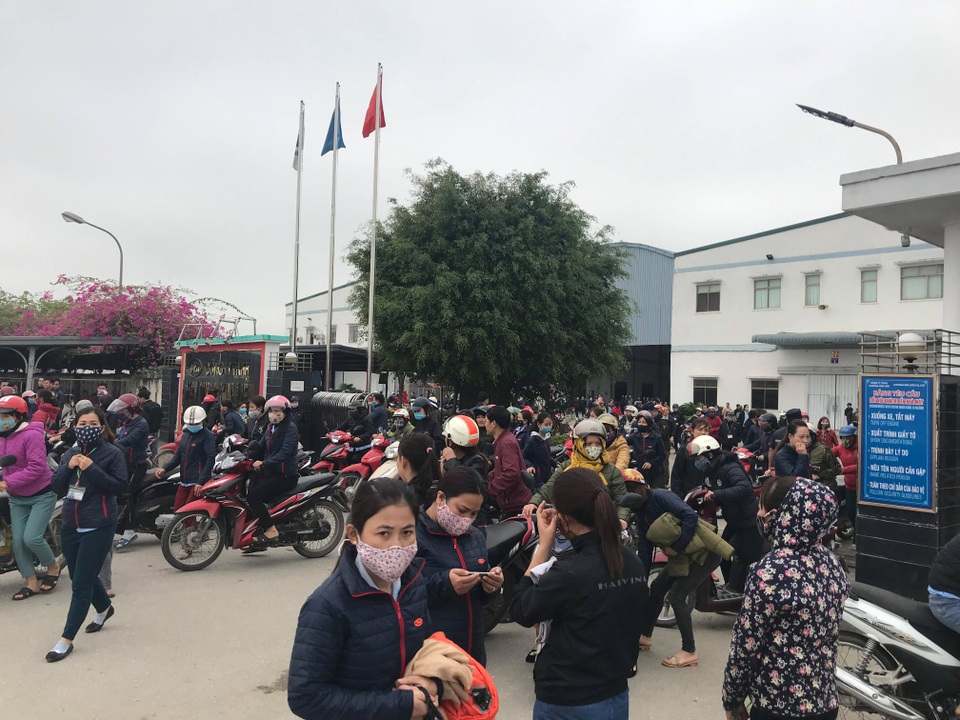 Vụ công nhân ngừng việc ở Nghệ An: Công ty giữ nguyên các khoản phụ cấp - 1 Vụ công nhân ngừng việc ở Nghệ An: Công ty giữ nguyên các khoản phụ cấp - 1