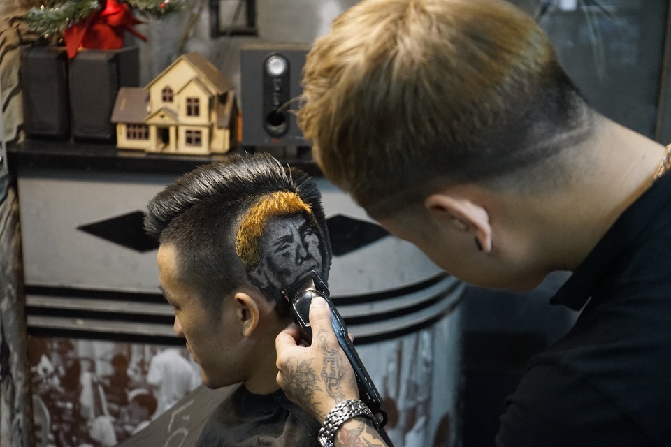 Salon Hà Nội mở dịch vụ khắc hình ông Trump – Kim lên tóc gây “sốt” - 1 Salon Hà Nội mở dịch vụ khắc hình ông Trump – Kim lên tóc gây “sốt” - 1