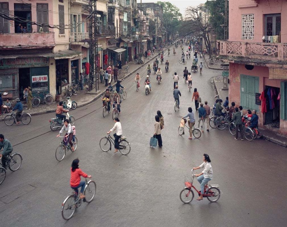 Hà Nội 36 phố phường - Hình ảnh cách đây 30 năm của thủ đô xuất hiện trên báo Anh - 3 Hà Nội 36 phố phường - Hình ảnh cách đây 30 năm của thủ đô xuất hiện trên báo Anh - 3