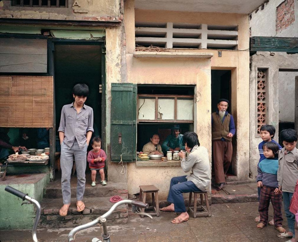 Hà Nội 36 phố phường - Hình ảnh cách đây 30 năm của thủ đô xuất hiện trên báo Anh - 4 Hà Nội 36 phố phường - Hình ảnh cách đây 30 năm của thủ đô xuất hiện trên báo Anh - 4