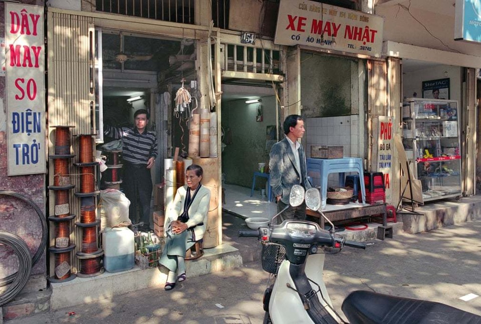 Hà Nội 36 phố phường - Hình ảnh cách đây 30 năm của thủ đô xuất hiện trên báo Anh - 11 Hà Nội 36 phố phường - Hình ảnh cách đây 30 năm của thủ đô xuất hiện trên báo Anh - 11