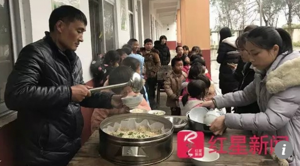 Nhớ ơn thầy cô giáo cũ, hiệu trưởng 45 tuổi nấu ăn cho học trò mỗi ngày   - 1 Nhớ ơn thầy cô giáo cũ, hiệu trưởng 45 tuổi nấu ăn cho học trò mỗi ngày   - 1