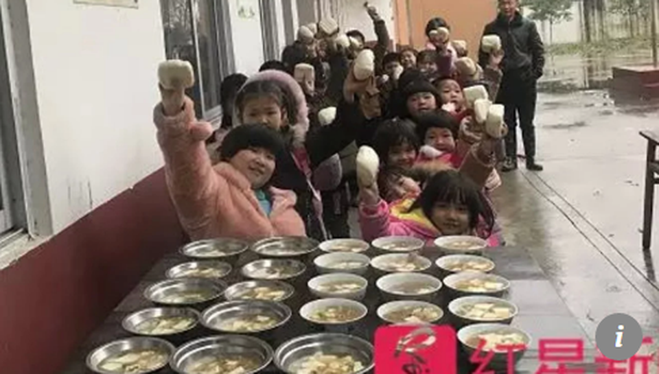 Nhớ ơn thầy cô giáo cũ, hiệu trưởng 45 tuổi nấu ăn cho học trò mỗi ngày   - 2 Nhớ ơn thầy cô giáo cũ, hiệu trưởng 45 tuổi nấu ăn cho học trò mỗi ngày   - 2