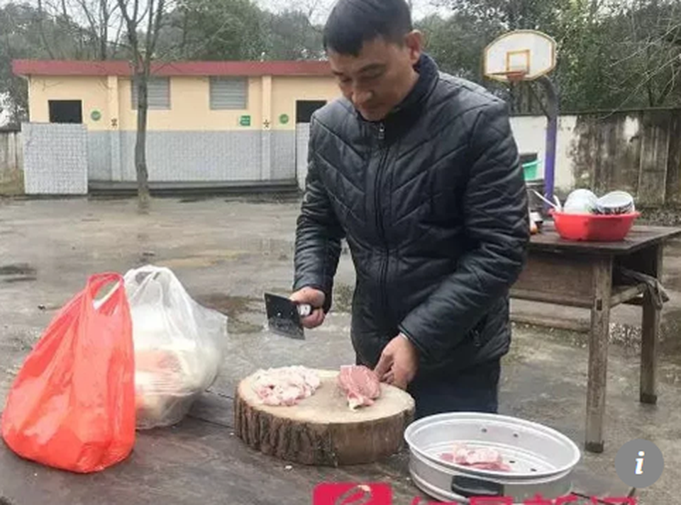 Nhớ ơn thầy cô giáo cũ, hiệu trưởng 45 tuổi nấu ăn cho học trò mỗi ngày   - 3 Nhớ ơn thầy cô giáo cũ, hiệu trưởng 45 tuổi nấu ăn cho học trò mỗi ngày   - 3