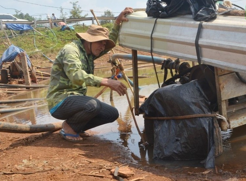 Người dân lao đao, hàng ngàn ha cây trồng chờ... chết vì nắng hạn - 2 Người dân lao đao, hàng ngàn ha cây trồng chờ... chết vì nắng hạn - 2
