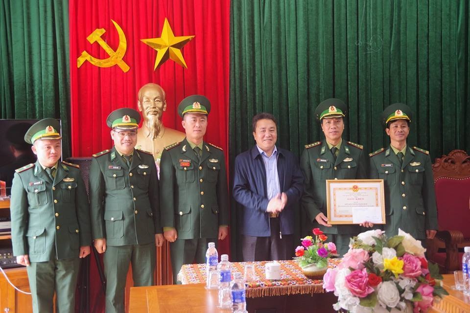 UBND huyện Quế Phong đã chúc mừng, khen thưởng trước chiến tích của các đơn vị. UBND huyện Quế Phong đã chúc mừng, khen thưởng trước chiến tích của các các nhân, đơn vị.