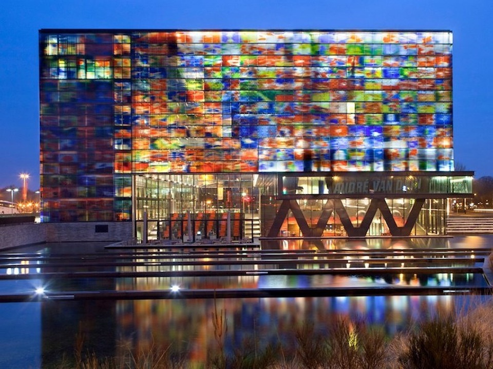 Những kiến trúc bằng kính lộng lẫy nhất thế giới - 10