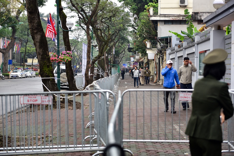 Siết chặt an ninh tại đường Lý Thường Kiệt trước giờ đón Chủ tịch Triều Tiên Kim Jong-un - 10