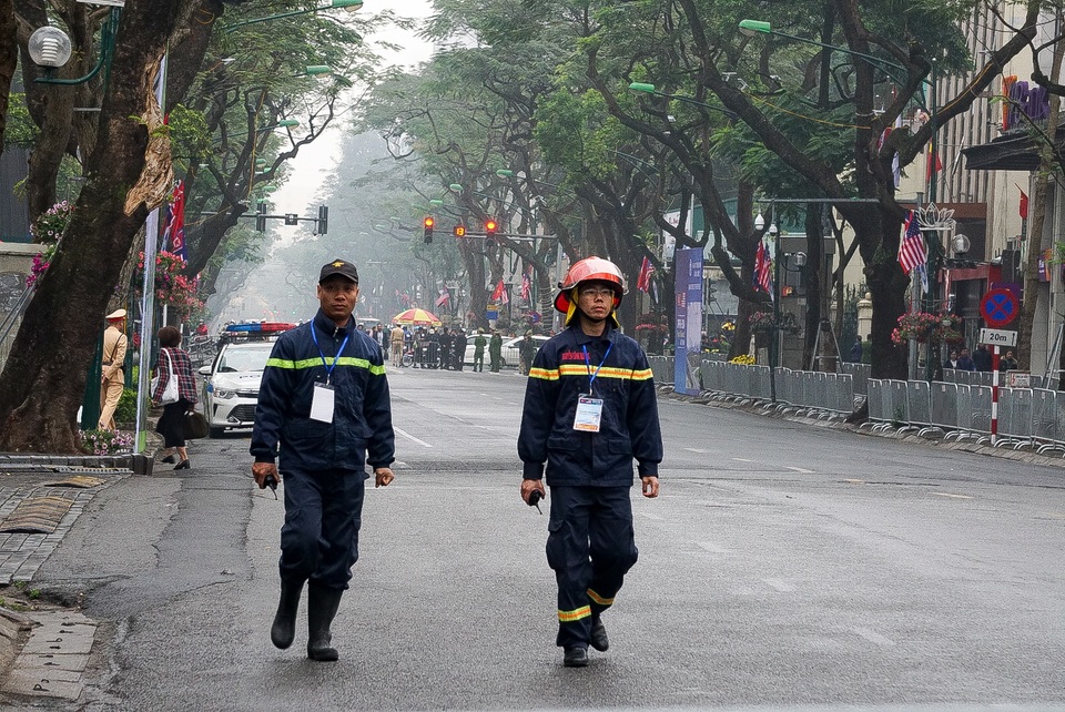 Siết chặt an ninh tại đường Lý Thường Kiệt trước giờ đón Chủ tịch Triều Tiên Kim Jong-un - 4