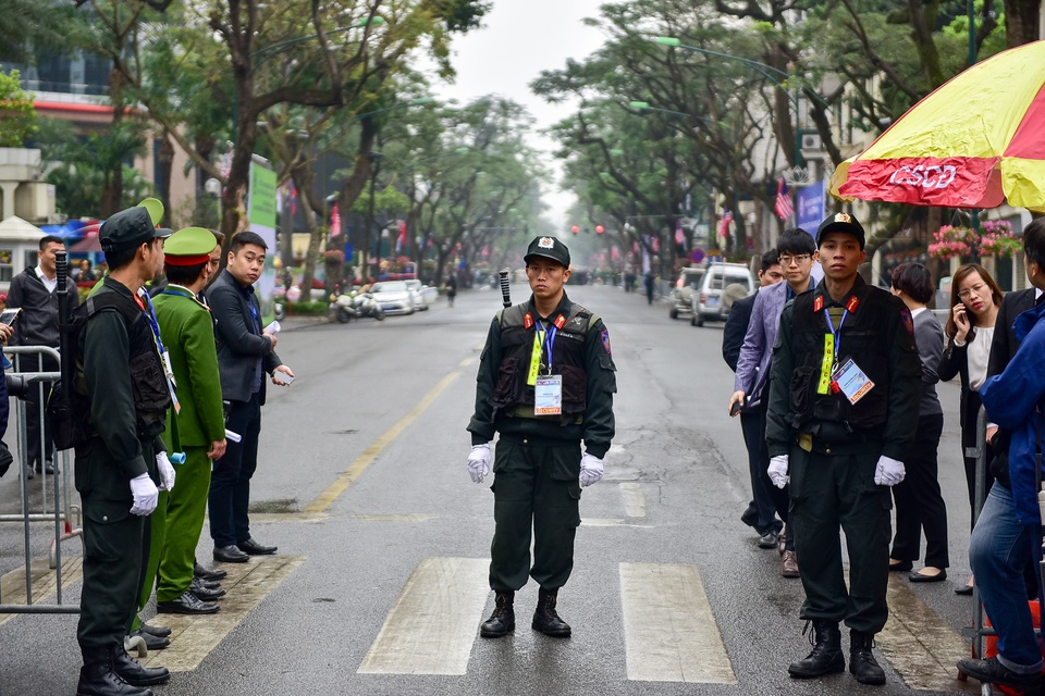 Siết chặt an ninh tại đường Lý Thường Kiệt trước giờ đón Chủ tịch Triều Tiên Kim Jong-un - 1