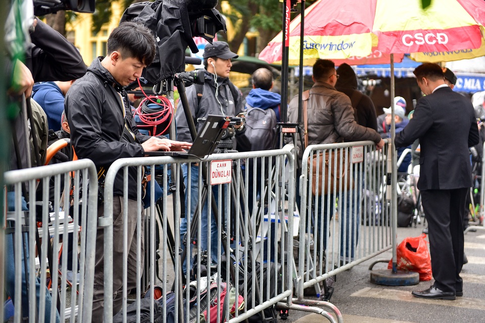 Siết chặt an ninh tại đường Lý Thường Kiệt trước giờ đón Chủ tịch Triều Tiên Kim Jong-un - 11