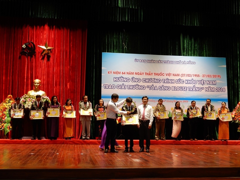 20 y bác sĩ được tôn vinh giải thưởng “Tỏa sáng blouse trắng” - 1 20 y bác sĩ được tôn vinh giải thưởng “Tỏa sáng blouse trắng” - 1