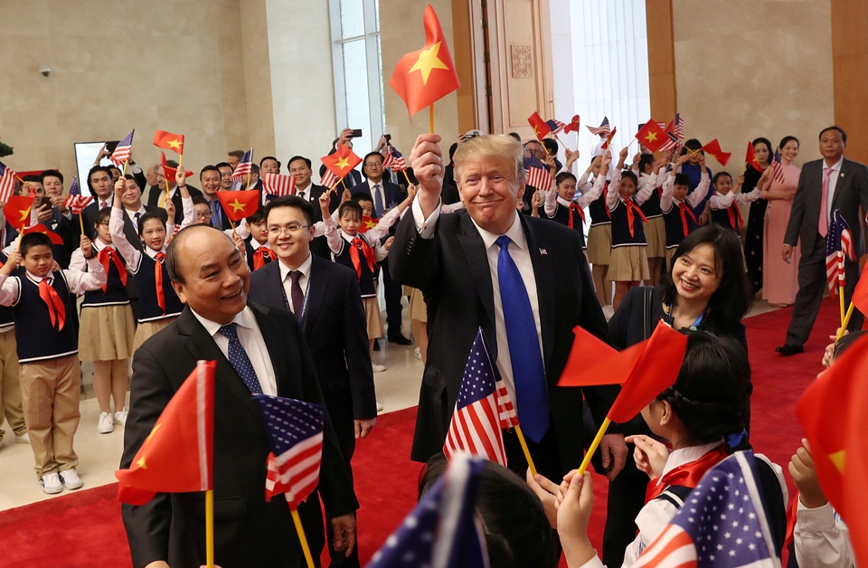 Tổng thống Donald Trump vẫy cờ Việt Nam khi gặp Thủ tướng Nguyễn Xuân Phúc - 3 Tổng thống Donald Trump vẫy cờ Việt Nam khi gặp Thủ tướng Nguyễn Xuân Phúc - 3
