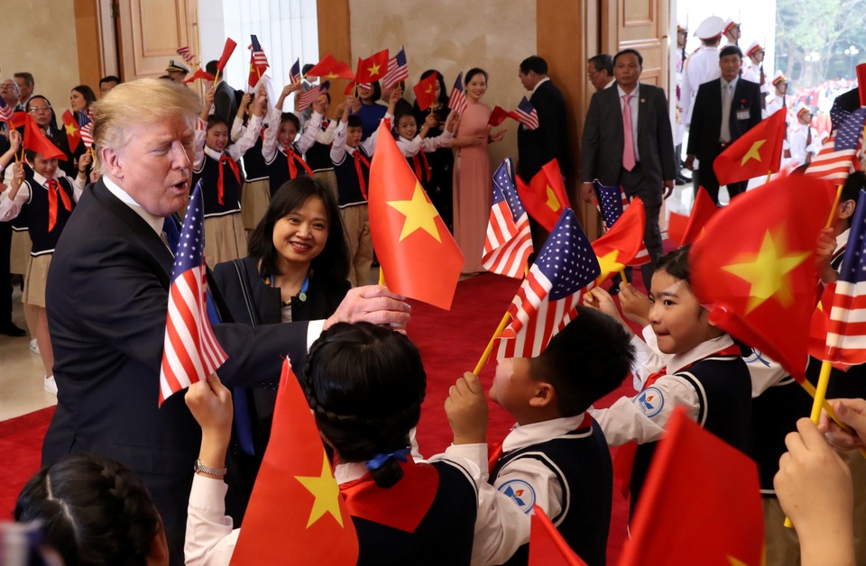 Tổng thống Donald Trump vẫy cờ Việt Nam khi gặp Thủ tướng Nguyễn Xuân Phúc - 2 Tổng thống Donald Trump vẫy cờ Việt Nam khi gặp Thủ tướng Nguyễn Xuân Phúc - 2