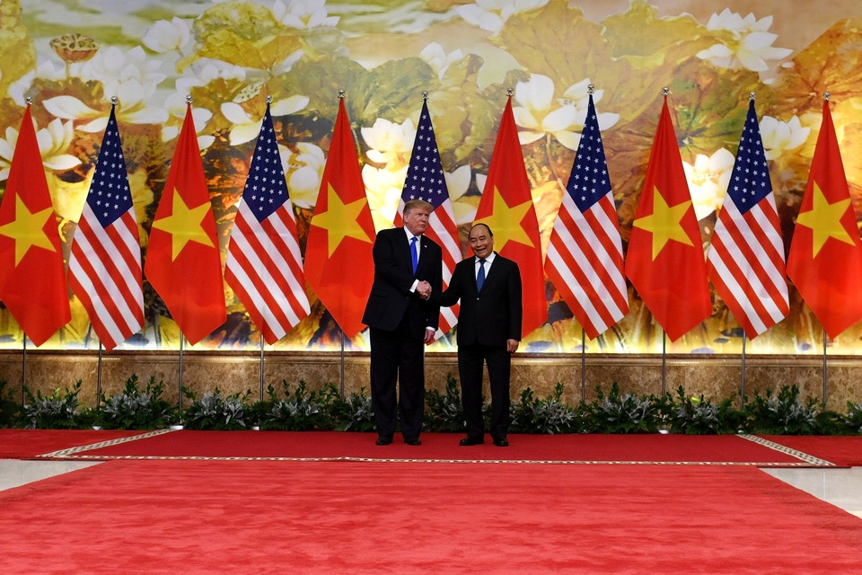 Tổng thống Donald Trump vẫy cờ Việt Nam khi gặp Thủ tướng Nguyễn Xuân Phúc - 5 Tổng thống Donald Trump vẫy cờ Việt Nam khi gặp Thủ tướng Nguyễn Xuân Phúc - 5