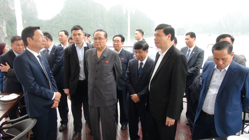 Phái đoàn Triều Tiên đi tàu tham quan Vịnh Hạ Long - 8 Phái đoàn Triều Tiên đi tàu tham quan Vịnh Hạ Long - 8