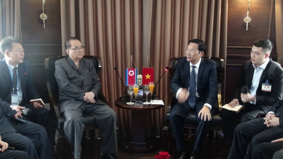 Phái đoàn Triều Tiên đi tàu tham quan Vịnh Hạ Long - 7 Phái đoàn Triều Tiên đi tàu tham quan Vịnh Hạ Long - 7