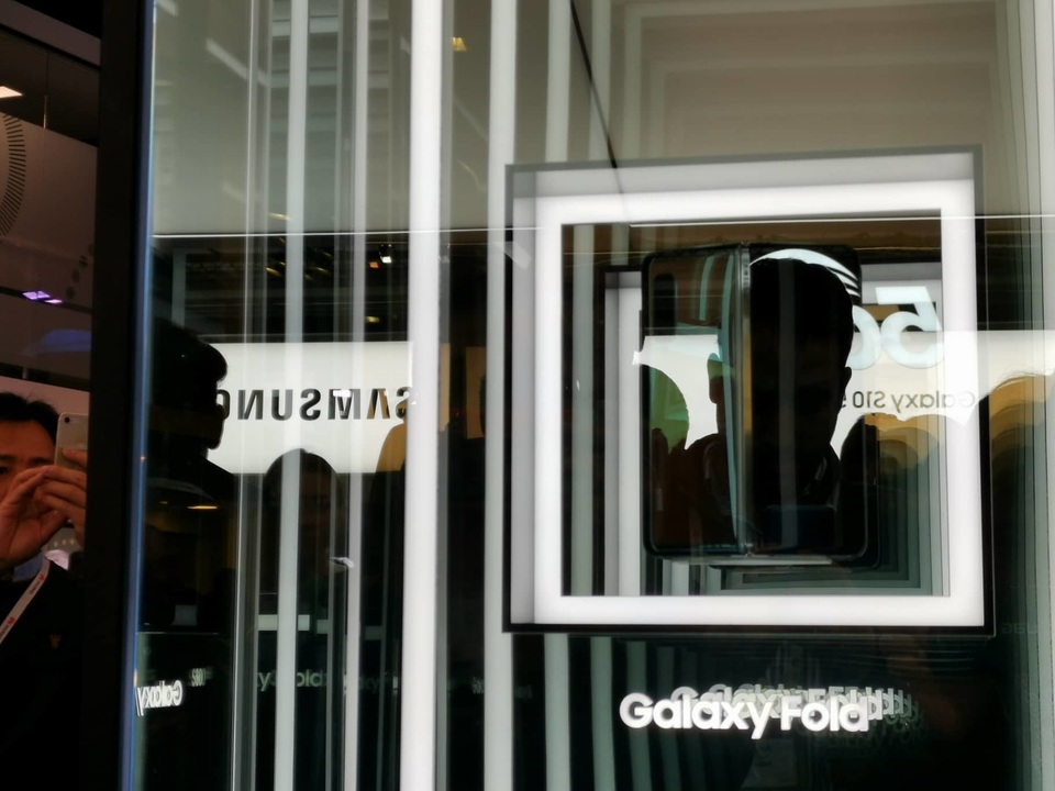 Samsung trình diễn smartphone 5G đầu tiên tại MWC 2019 - 1 Samsung trình diễn smartphone 5G đầu tiên tại MWC 2019 - 1