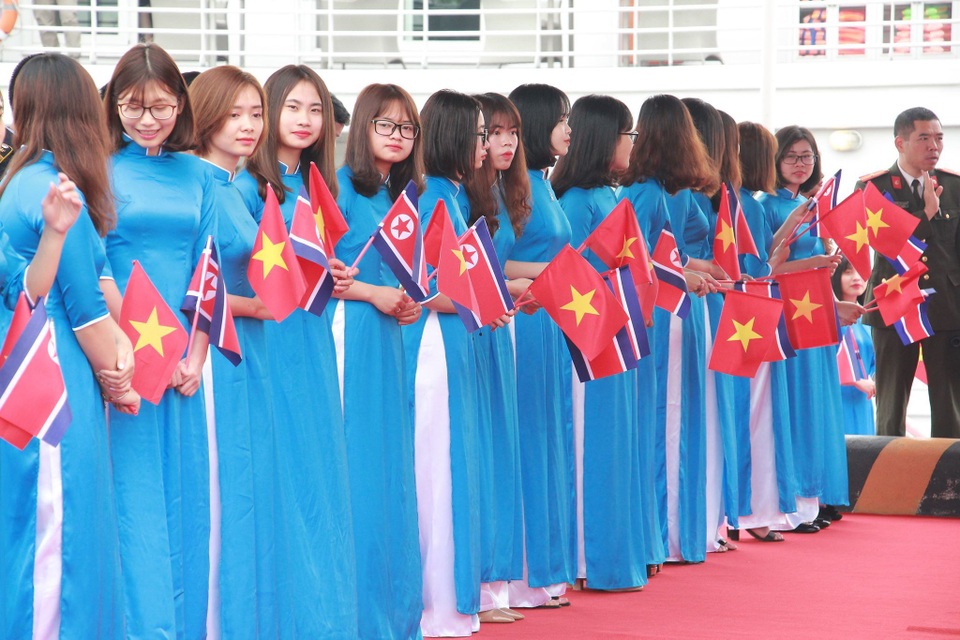 Phái đoàn Triều Tiên đi tàu tham quan Vịnh Hạ Long - 3 Phái đoàn Triều Tiên đi tàu tham quan Vịnh Hạ Long - 3