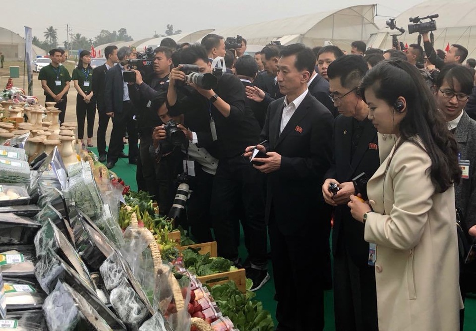 Đoàn Triều Tiên thăm tổ hợp sản xuất ô tô, nông nghiệp công nghệ cao tại Hải Phòng - 7 Đoàn Triều Tiên thăm tổ hợp sản xuất ô tô, nông nghiệp công nghệ cao tại Hải Phòng - 7