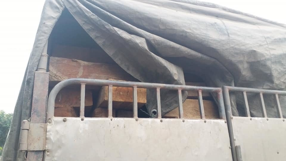 Xe tải chở gỗ bỏ chạy đâm chiến sĩ công an bị thương - 2