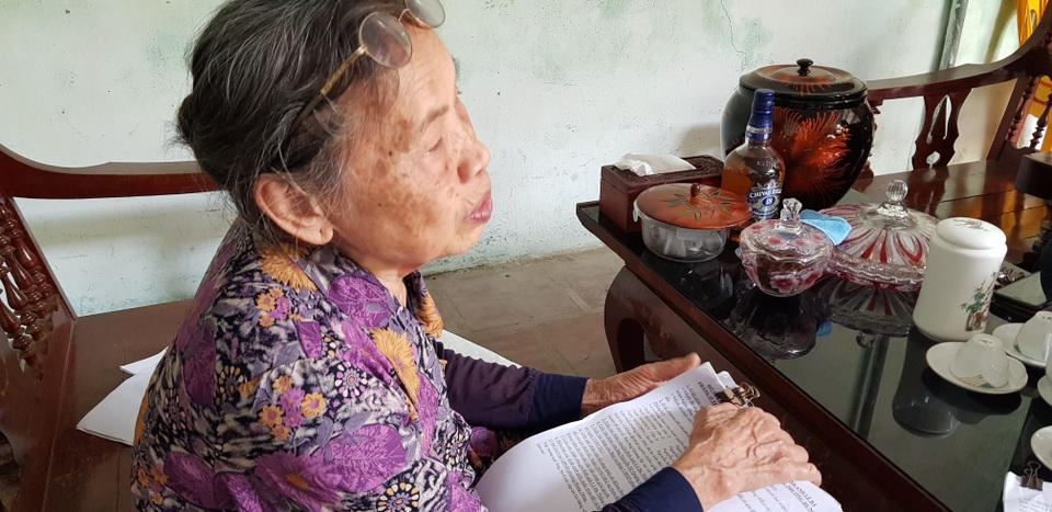 Cụ bà 80 tuổi còng lưng đi đòi công lý suốt 18 năm tại Nghệ An! - 16 Cụ bà 80 tuổi còng lưng đi đòi công lý suốt 18 năm tại Nghệ An! - 16