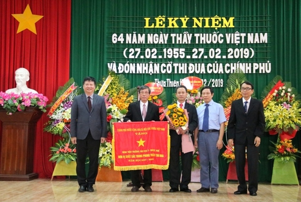 Benh vien DH Y Duoc Hue nhan co thi dua Chinh phu 1.JPG Benh vien DH Y Duoc Hue nhan co thi dua Chinh phu 1.JPG