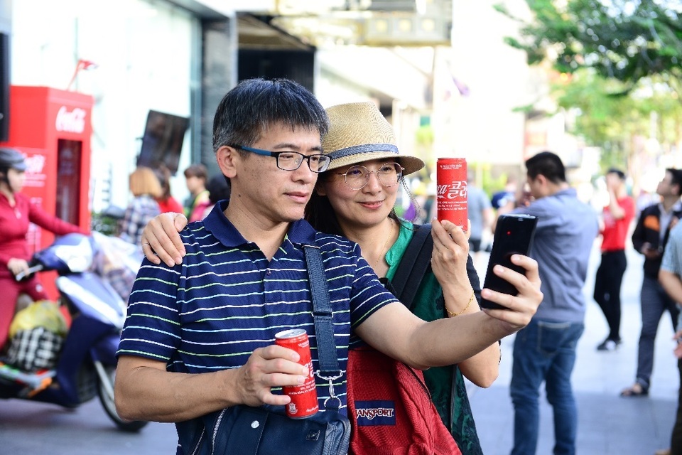 Nhiều suy đoán về ý nghĩa của mẫu lon Coca-Cola phiên bản song ngữ và kết quả là đây… - 3