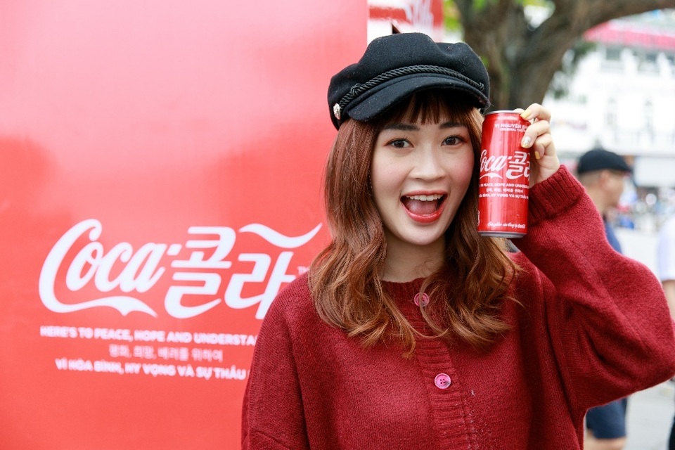Nhiều suy đoán về ý nghĩa của mẫu lon Coca-Cola phiên bản song ngữ và kết quả là đây… - 4