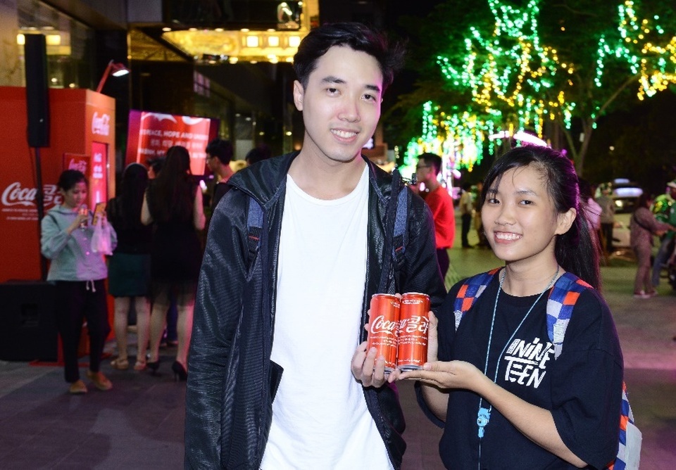 Nhiều suy đoán về ý nghĩa của mẫu lon Coca-Cola phiên bản song ngữ và kết quả là đây… - 5