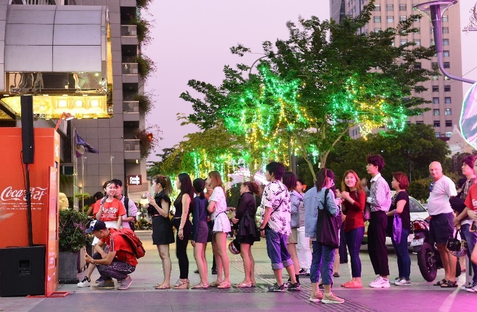 Nhiều suy đoán về ý nghĩa của mẫu lon Coca-Cola phiên bản song ngữ và kết quả là đây… - 6