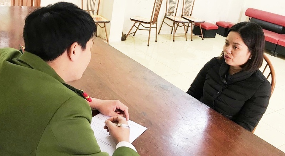 Không đòi được 35 triệu, dùng mắm tôm pha dầu luyn ném vào nhà con nợ - 1 Không đòi được 35 triệu, dùng mắm tôm pha dầu luyn ném vào nhà con nợ - 1