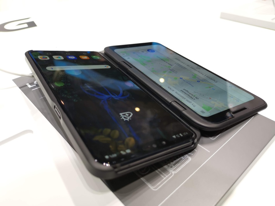 Cận cảnh smartphone gập LG G8 ThinQ có cảm biến tĩnh mạch tại MWC 2019 - 4 Cận cảnh smartphone gập LG G8 ThinQ có cảm biến tĩnh mạch tại MWC 2019 - 4