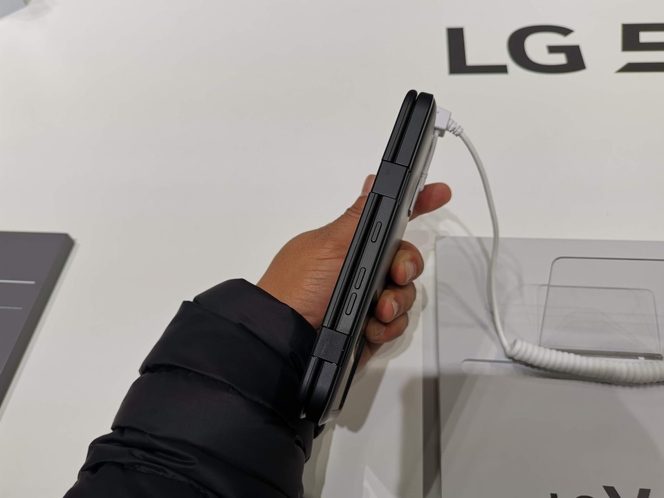 Cận cảnh smartphone gập LG G8 ThinQ có cảm biến tĩnh mạch tại MWC 2019 - 5 Cận cảnh smartphone gập LG G8 ThinQ có cảm biến tĩnh mạch tại MWC 2019 - 5