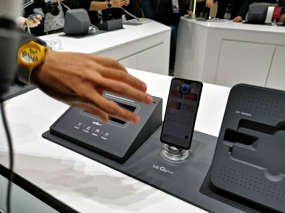 Cận cảnh smartphone gập LG G8 ThinQ có cảm biến tĩnh mạch tại MWC 2019 - 8 Cận cảnh smartphone gập LG G8 ThinQ có cảm biến tĩnh mạch tại MWC 2019 - 8