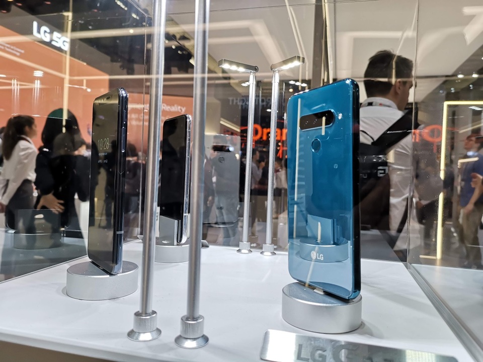 Cận cảnh smartphone gập LG G8 ThinQ có cảm biến tĩnh mạch tại MWC 2019 - 10 Cận cảnh smartphone gập LG G8 ThinQ có cảm biến tĩnh mạch tại MWC 2019 - 10