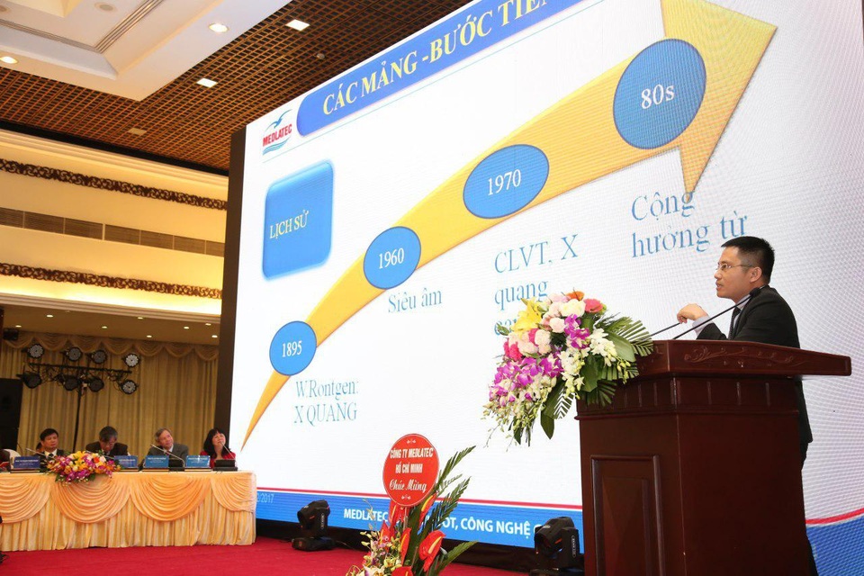 Những gánh nặng trên đôi vai người “thầy thuốc” - 2