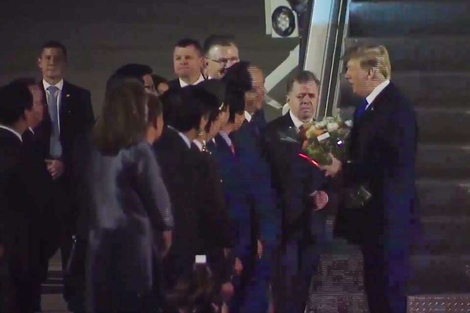 Thiếu nữ có vinh dự tặng hoa Tổng thống Trump tối 26/2 là ai? - 3 Thiếu nữ có vinh dự tặng hoa Tổng thống Trump tối 26/2 là ai? - 3