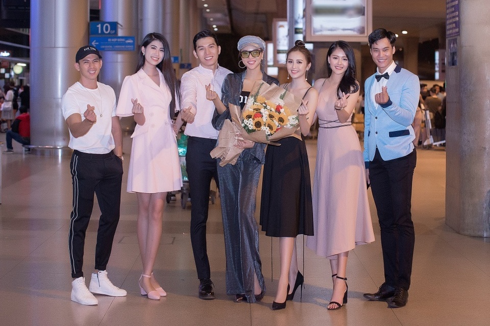 Tân Nam vương Quốc tế Trịnh Bảo được dàn mỹ nam, mỹ nữ đón khi về nước - 4 Tân Nam vương Quốc tế Trịnh Bảo được dàn mỹ nam, mỹ nữ đón khi về nước - 4