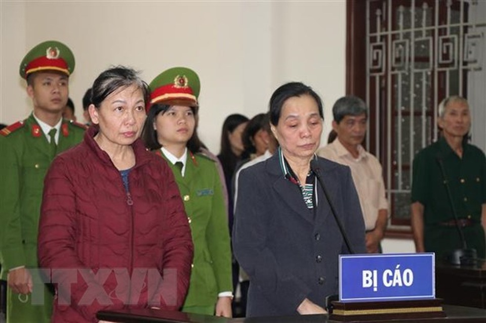 Hòa Bình: 2 phụ nữ lĩnh án 24 năm tù giam vì lừa đảo chạy việc - 1 Hòa Bình: 2 phụ nữ lĩnh án 24 năm tù giam vì lừa đảo chạy việc - 1