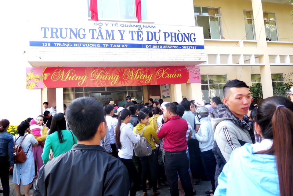 Quảng Nam chen lấn để được tiêm vắc-xin 6 trong 1 Quảng Nam chen lấn để được tiêm vắc-xin 6 trong 1