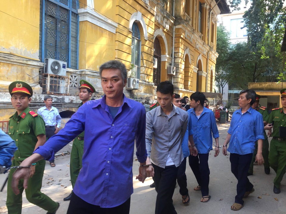 Truy nã “ông trùm” sản xuất, tiêu thụ dầu nhớt giả - 1 Truy nã “ông trùm” sản xuất, tiêu thụ dầu nhớt giả - 1