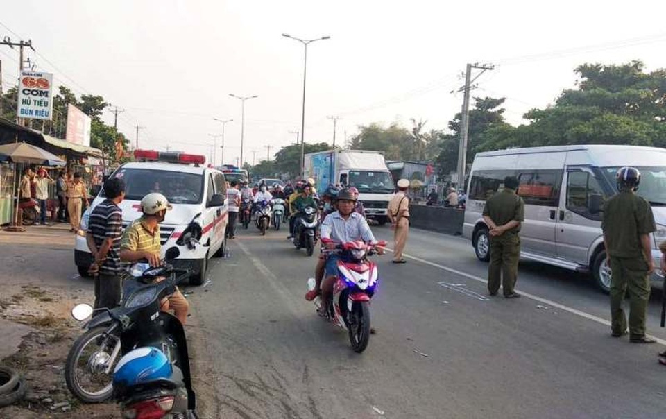 Xe chuyển bệnh từ thiện tông chết người đi bộ qua đường - 1 Xe chuyển bệnh từ thiện tông chết người đi bộ qua đường - 1